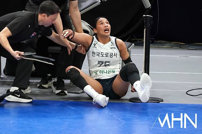 타나차가 경기 중 미끄러져 공을 바라보고 있다