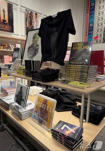 1층 굿즈샵에서 판매하는 봉준호 감독 작품 관련 굿즈들ⓒ 뉴스1 윤슬빈 관광전문기자