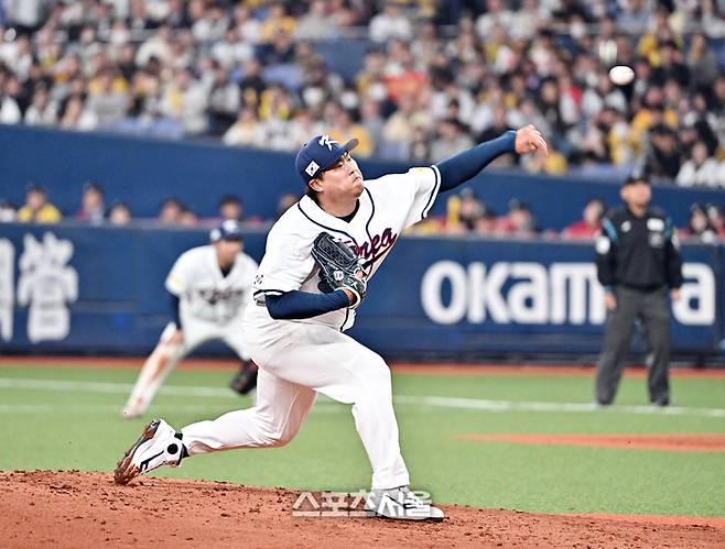 WBC 대한민국 야구대표팀의 류현진이 2일 일본 오사카 교세라돔에서 열린 한신 타이거즈와의 연습경기 6회말 등판해 힘차게 공을 던지고 있다. 사진 | 박진업 기자 upandup@sportsseoul.com