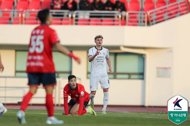 트란지스카(가운데)가 김천전에서 득점 후 기뻐하고 있다. 사진 | 한국프로축구연맹