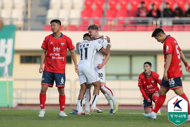 트란지스카(가운데 오른쪽)가 김천전에서 득점 후 주닝요와 기쁨을 나누고 있다. 사진 | 한국프로축구연맹