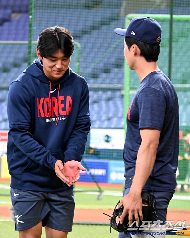 '한번 만져봐도 될까요~' 김혜성의 글러브가 궁금했던 김도영이 공손히 두 손을 모아 고개를 숙였다. 오사카(일본)=허상욱 기자