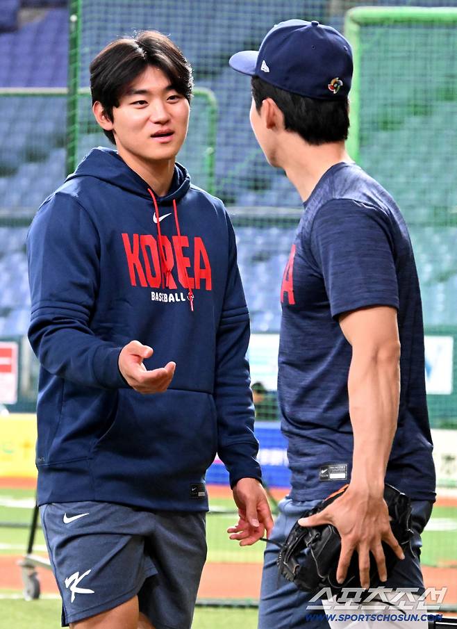 이렇게까지 해야돼? 계속된 형의 장난에 허탈한 듯 손을 내밀고