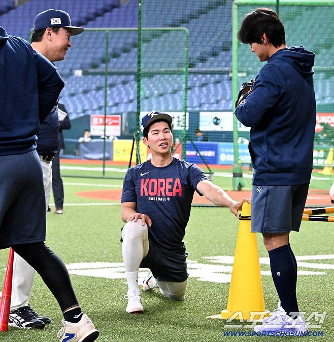 결국 김혜성의 글러브를 손에 넣는데 성공한 김도영, 이 모든걸 지켜본 이동욱 코치의 흐뭇한 미소