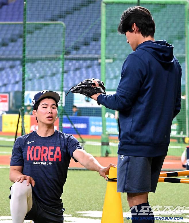 메이저리거가 쓰는 글러브는 이런건가~ 글러브를 살펴보는 김도영과 여전히 장난기 넘치는 김혜성의 표정