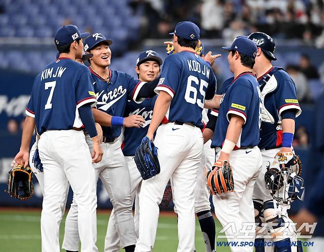 3일 일본 오사카 교세라돔에서 열린 WBC(월드베이스볼클래식) 한국과 오릭스 버팔로스의 경기. 한국이 8대5로 승리했다. 경기를 끝낸 일본 투수 고바야시에게 공을 건네는 박해민의 모습. 오사카(일본)=허상욱 기자wook@sportschosun.com/2026.03.03/