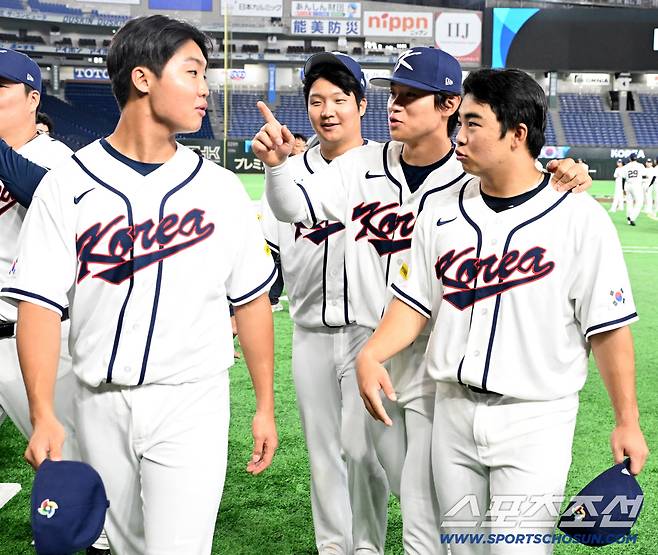 4일 일본 도쿄돔에서 열린 WBC(월드베이스볼클래식) 한국 대표팀의 공식훈련. 정우주 문보경 김도영 문현빈이 공식사진촬영을 마친 후 발걸음을 옮기고 있다. 도쿄(일본)=허상욱 기자wook@sportschosun.com/2026.03.04/