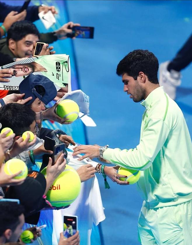 팬들에게 사인을 해주는 알카라스. 본인 SNS