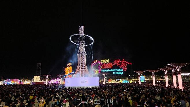 2026 타이완등불축제 주등 '광목–세계의 아리산(光 沐–世界的阿里山)'이 점등되자 일제히 관람객들이 주등을 바라보며 사진、 영상을 찍고 있다/사진-투어코리아