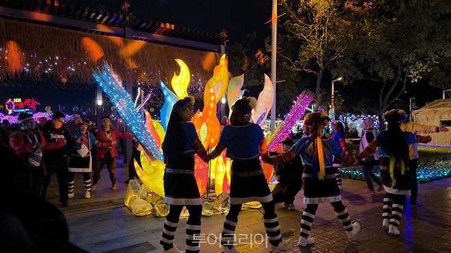 타이완등불축제에서 원주민 퍼포먼스를 하는 소공연 모습/사진-투어코리아