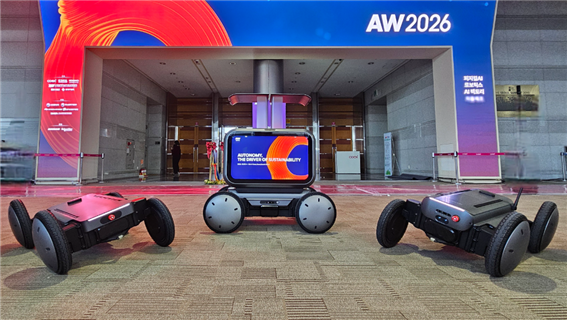 4일 서울 삼성동 코엑스 전관에서 열리는 AW 2026에 참가한 현대자동차그룹 로보틱스랩의 '모베드(MobED)'가 코엑스 전시장 D홀 입구에서 시연을 하고 있다. CES 2026에서 로보틱스분야 최고혁신상을 수상한 모베드는 AW 2026을 통해 국내 최초로 일반에 공개된다. 코엑스