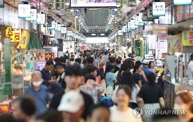 방문객으로 붐비는 서울 망원시장. 사진=연합뉴스