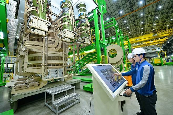 HD현대일렉트릭 변압기 스마트공장 키오스크 작동 모습