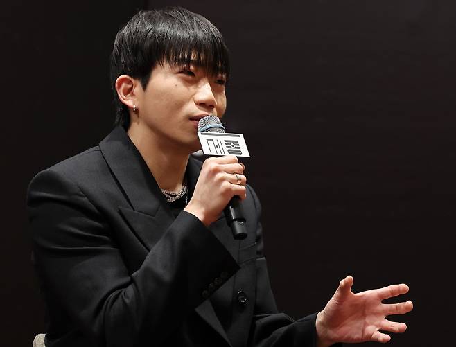 래퍼 창모가 4일 서울 종로구 세종문화회관에서 열린 ‘창모 : 더 엠퍼러(CHANGMO : THE EMPEROR)’ 제작발표회에서 질문에 답하고 있다. 연합뉴스