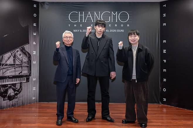 안호상 세종문화회관 사장, 래퍼 창모, 이광일 음악감독(왼쪽부터)이 4일 서울 종로구 세종문화회관에서 ‘창모 : 더 엠퍼러(CHANGMO : THE EMPEROR)’ 제작발표회를 열고 포즈를 취하고 있다. 세종문화회관 제공