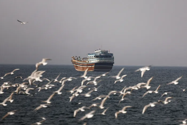 미국과 이스라엘의 공격에 맞서 이란이 2일(현지시간) 호르무즈 해협 봉쇄를 선언한 가운데 보트 한 척이 호르무즈 해협을 항해하고 있다. 로이터연합뉴스