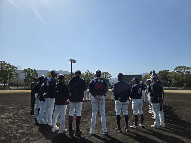 롯데 선수단이 4일 일본 미야자키에서 마지막 훈련을 마치고 미팅을 하고 있다. 롯데자이언츠 제공