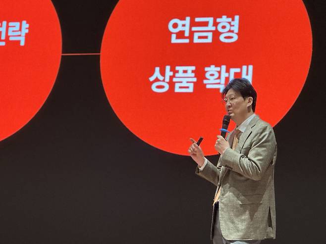 금정섭 한화자산운용 ETF사업본부장이 4일 여의도 한국거래소 컨퍼런스홀에서 열린 ‘PLUS ETF 순자산총액 10조원 돌파 기념’ 기자간담회에서 이달 상장할 신규 ETF에 대해 설명하고 있다. 임성영 기자.