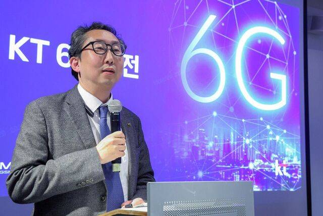 이종식 KT 네트워크연구소장이 2일(현지시간) 스페인 바르셀로나에서 열린 기자간담회에서 6G 네트워크 비전과 이를 실현하는 핵심 기술을 소개하고 있다. KT 제공