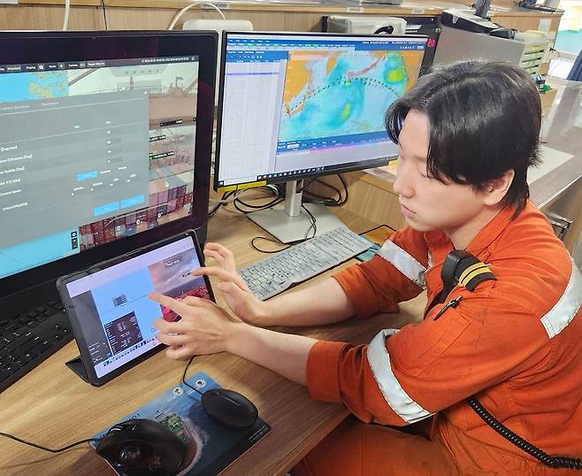 HMM 에메랄드호 전태영 이등항해사가 실제 대양 항해에 활용했던 자율운항시스템 ‘하이나스 컨트롤’의 녹화 화면을 보여주고 있다.