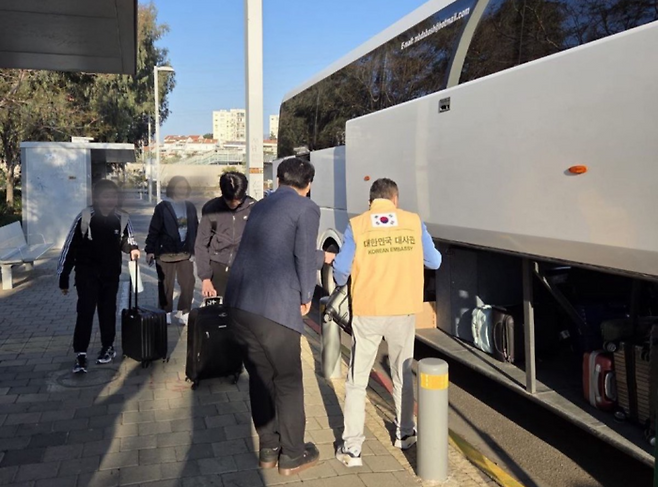 이스라엘에 체류 중이던 한국 교민들이 현지 한국 대사관 직원들의 도움을 받아 육로 대피를 준비하고 있다. 외교부