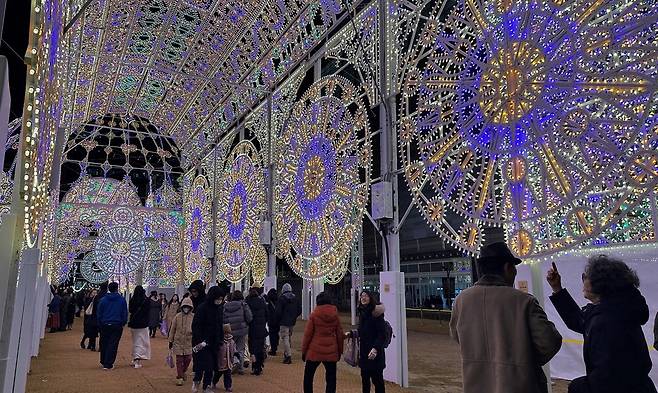 '서울 야경 명소'로 급부상한 '롯데 루미나리에'는 한파 속에도 롯데월드타워·몰 방문객의 발길을 이끈 일등공신이었다. 롯데물산