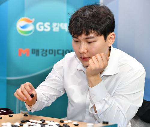 4일 열린 GS칼텍스배 프로기전 16강전에서 경기를 하는 박정환. 한국기원