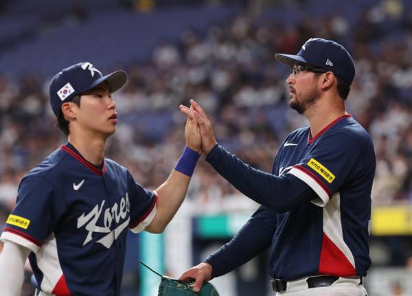 3일 일본 오사카 교세라돔에서 열린 월드베이스볼클래식(WBC) 평가전 한국 대표팀과 일본 프로야구 오릭스 버팔로스와의 경기. 2회말을 무실점으로 마친 한국 데인 더닝이 김혜성과 하이파이브하고 있다. 사진= 연합뉴스 제공