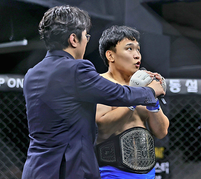 제41회 전국대학레슬링선수권 자유형 MVP ‘박조교’ 박지환이 2025년 2월 충청북도 청주시 올림푸스 아레나에서 초대 제우스FC 웰터급 챔피언으로 등극한 후 소감을 말하고 있다. 사진=랭크파이브 이교덕 기자 제공
