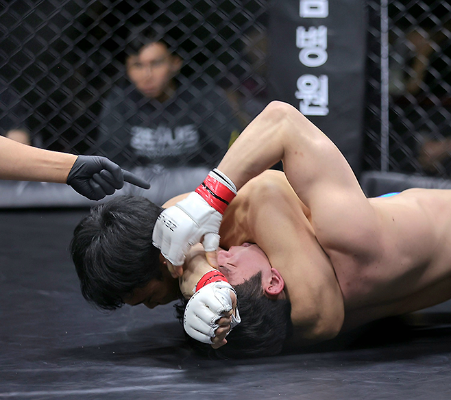 제41회 전국대학레슬링선수권 자유형 MVP ‘박조교’ 박지환이 2025년 2월 충청북도 청주시 올림푸스 아레나에서 어깨누르기로 초대 제우스FC 웰터급 챔피언결정전 상대 ‘닉스’ 임용주를 제압하고 있다. 사진=랭크파이브 이교덕 기자 제공