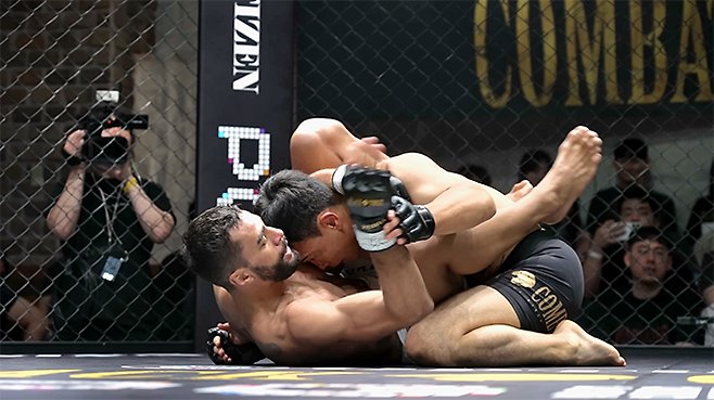 제41회 전국대학레슬링선수권 자유형 MVP ‘박조교’ 박지환이 2025년 7월 경기도 오산시 블랙컴뱃 챔피언스리그 시즌2 12주차 웰터급 경기에서 제29회 코파 프라임 1차 대회 블랙벨트 은메달리스트 ‘너드’ 산데르 호드리게스 다시우바를 넘어뜨린 후 눌러 놓고 있다. 사진=이데아 파라곤