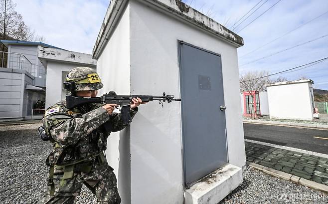(서울=뉴스1) = 4일 서울 서초구 육군 52보병사단 서초 과학화예비군훈련장에서 진행된 예비군훈련 중 예비군들이 시가지 전술훈련을 하고 있다. (육군 제공. 재판매 및 DB 금지) 2026.3.4/뉴스1 Copyright (C) 뉴스1. All rights reserved. 무단 전재 및 재배포, AI학습 이용 금지. /사진=(서울=뉴스1)