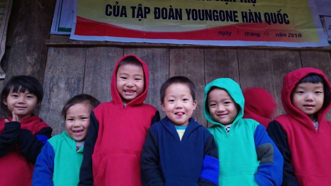 베트남 산간지역 아동들이 영원무역이 제작 지원한 구호 의류를 입은 모습. /사진=영원무역홀딩스