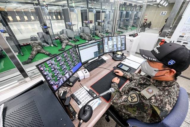 육군 52보병사단 서초 과학화예비군훈련장에서 진행한 예비군훈련 중 예비군들이 과학화사격 통제시스템을 적용해 실내사격을 하고 있다. 훈련소음 방지 및 안전을 고려한 실내사격장 훈련시설 구축으로 갈등을 최소화했다. 과학화 사격통제 시스템, 사선별 방탄아크릴, 분진방지 패드, 환기 및 작약회수시설 등 안전시설 구비하고 사로별 안전통제(방탄아크릴 설치 등)가 가능해졌다. 육군 제공