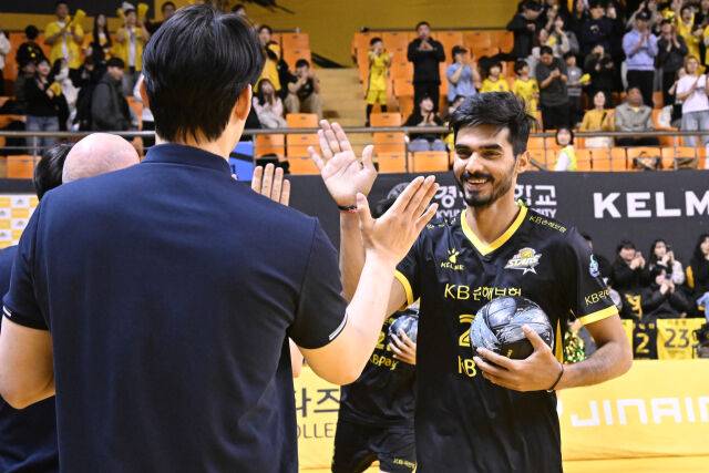 경기 전 등장하면서 하현용 감독대행과 하이파이브르 하고 있는 아밋. / 한국배구연맹(KOVO)