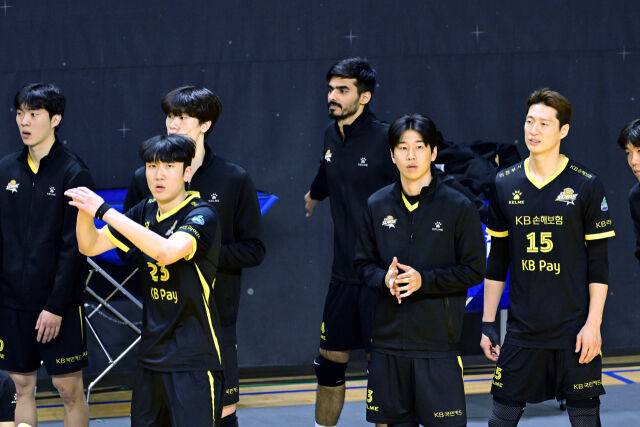 첫 출전을 미뤄졌지만 웜업존에서 경기를 지켜보는 아밋. / 한국배구연맹(KOVO)