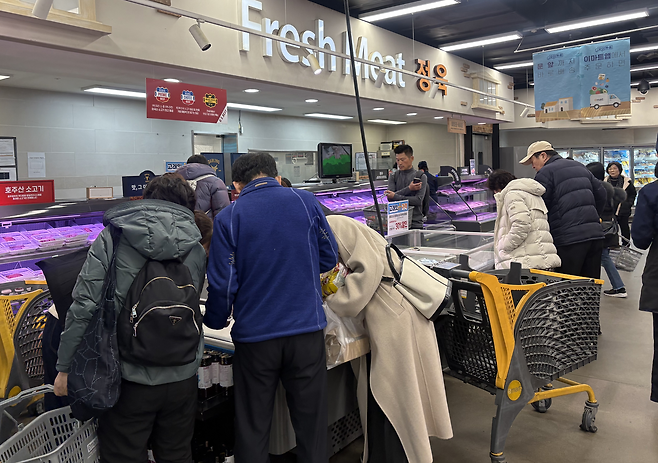 지난 3일 오후 4시쯤 찾은 서울 마포구 이마트 마포점 정육 판매대. 삼겹살데이를 맞아 할인행사를 진행하며 사람들로 북적였다. 박연수 기자
