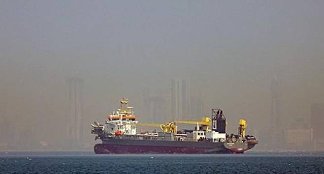 중동 정세 불안으로 아랍에미리트(UAE) 두바이 해안에 정박 중인 선박. 연합뉴스