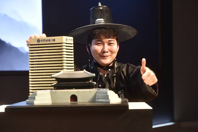 '세계기선전' 우승컵을 들고 포즈를 취한 박정환 9단. 한국기원 제공