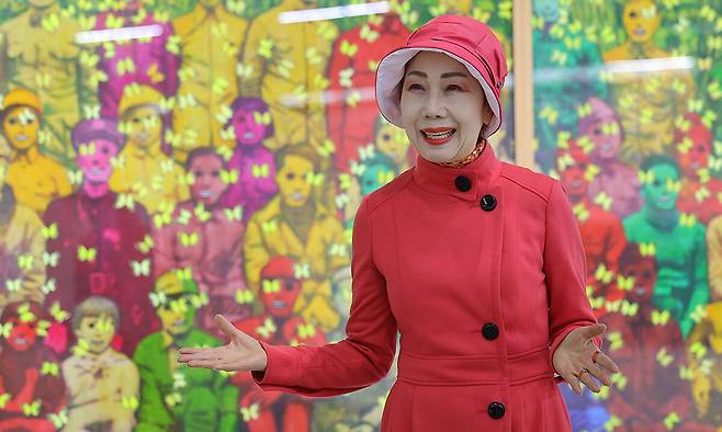 사비나미술관 이명옥 관장이 개관 30주년 기념전 ‘1만일의 시간, 미술이 묻고 사비나가 답하다’가 열리고 있는 서울 은평구 진관동 사비나미술관 전시장에서 작가들의 작품을 배경으로 인터뷰하고 있다. 이재문 기자