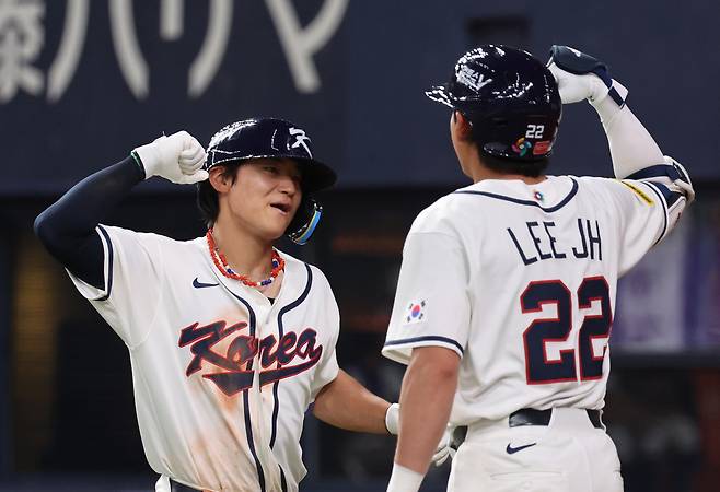2일 일본 오사카 교세라돔에서 열린 월드베이스볼클래식(WBC) 평가전 한국 대표팀과 일본 프로야구 한신 타이거스와의 경기. 5회초 1사 한국 김도영이 솔로홈런을 친 뒤 이정후와 기쁨을 나누고 있다. 연합뉴스