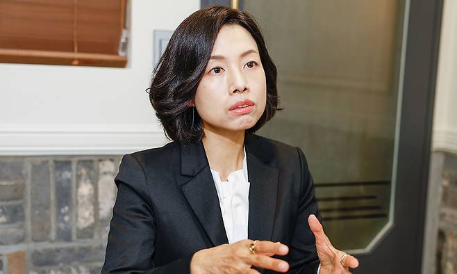 정회옥 명지대 교수(정치외교학)가 최근 기자와 진행한 인터뷰에서 공직선거법 개정 등을 통한 정당 공천 제도화 필요성에 대해 설명하고 있다. 최상수 기자