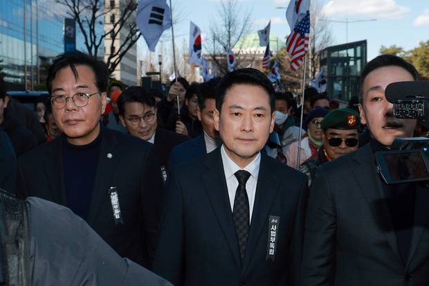 장동혁 국민의힘 대표가 3일 국회에서 ‘사법독립 헌정수호를 위한 대국민 호소 국민대장정 규탄대회’ 출정식을 마치고 청와대로 향하고 있다.연합뉴스