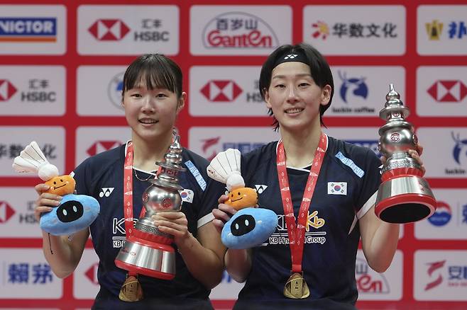 BWF는 이소희(오른쪽)-백하나를 비롯한 여자복식조가 2026전영오픈서 1981년 이후 한국, 덴마크, 중국, 일본 외엔 금메달을 따낸 국가가 없는 전통을 이어갈 수 있을지 주목했다. AP뉴시스