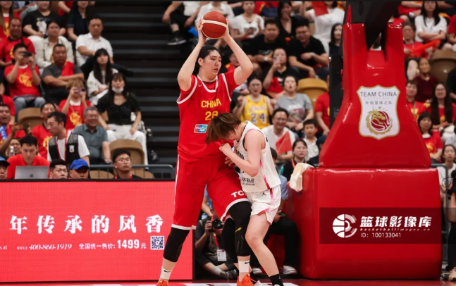 중국 여자농구 대표팀 장쯔위가 지난해 일본과 평가전에서 골밑에서 볼을 잡고 있다. 소후닷컴 캡처