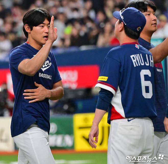 김도영이 류지현 감독과 하이파이브를 하고 있다.