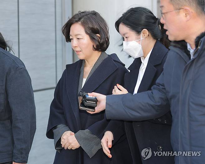 법정 나서는 김경 전 서울시 의원 (서울=연합뉴스) 류영석 기자 = '1억 공천헌금' 의혹을 받는 김경 전 서울시 의원이 3일 서울 서초구 서울중앙지방법원에서 열린 구속 전 피의자 심문(영장실질심사)을 마친 뒤 법정을 나서고 있다. 2026.3.3 ondol@yna.co.kr