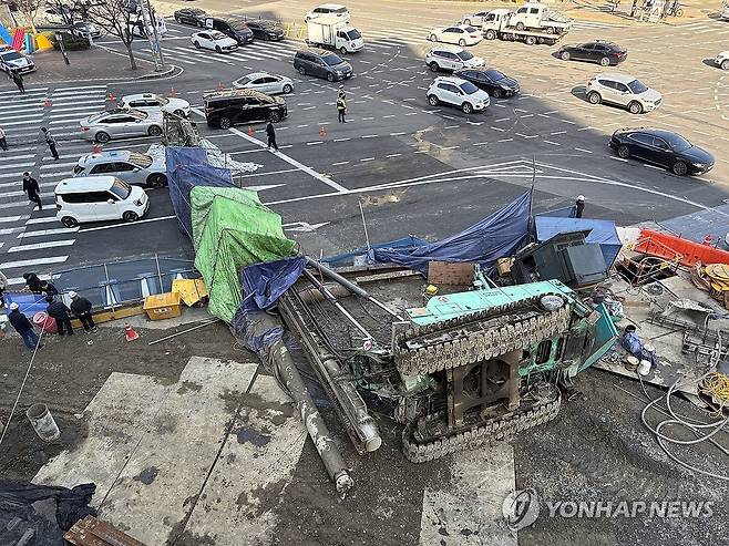 대구 도심 공사 현장서 넘어진 건설장비 (대구=연합뉴스) 김현태 기자 = 4일 오전 대구 수성구 만촌네거리 도시철도 2호선 만촌역 지하통로 공사 현장에 천공기가 쓰러져 있다. 이 사고로 천공기 기사와 택시 기사, 승객 등 3명이 다친 것으로 알려졌다. 2026.3.4 mtkht@yna.co.kr