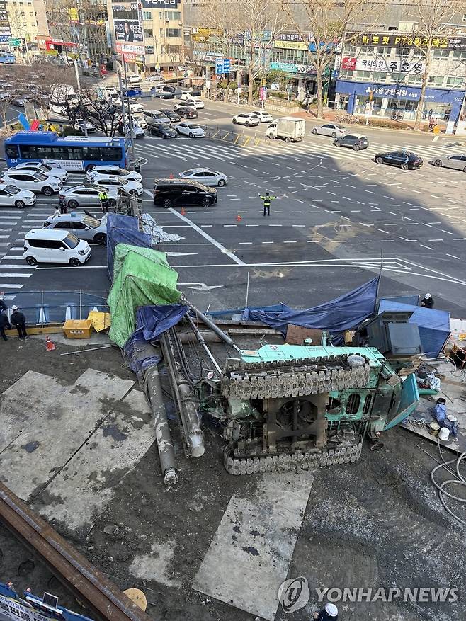 대구 도심 공사 현장서 넘어진 건설장비 (대구=연합뉴스) 김현태 기자 = 4일 오전 대구 수성구 만촌네거리 도시철도 2호선 만촌역 지하통로 공사 현장에 천공기가 쓰러져 있다. 이 사고로 천공기 기사와 택시 기사, 승객 등 3명이 다친 것으로 알려졌다. 2026.3.4 mtkht@yna.co.kr