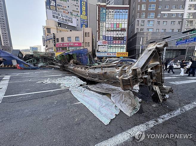 대구 도심 공사 현장서 넘어진 건설장비 (대구=연합뉴스) 김현태 기자 = 4일 오전 대구 수성구 만촌네거리 도시철도 2호선 만촌역 지하통로 공사 현장에 천공기가 쓰러져 있다. 이 사고로 천공기 기사와 택시 기사, 승객 등 3명이 다친 것으로 알려졌다. 2026.3.4 mtkht@yna.co.kr